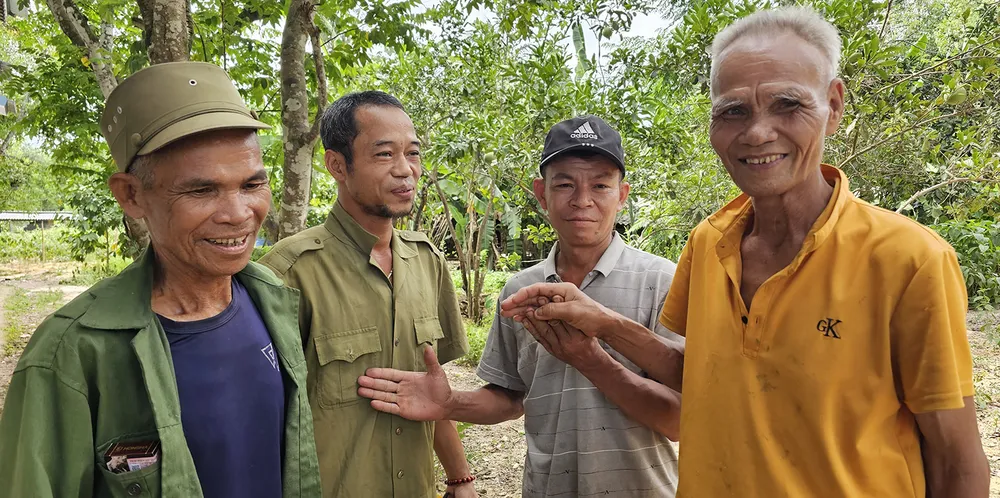 Già làng Hồ Văn Pan (bìa phải) ở bản Cây Bông, xã Kim Thủy, huyện Lệ Thủy, tỉnh Quảng Bình