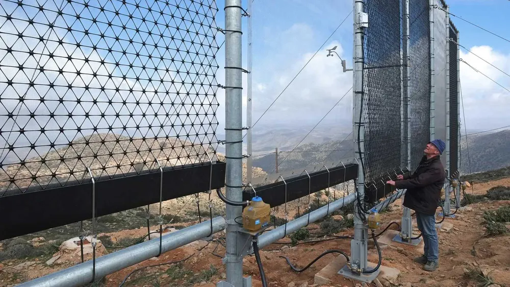 Một hệ thống hứng sương mù để tích trữ nước. Ảnh: COURTESY AQUALONIS