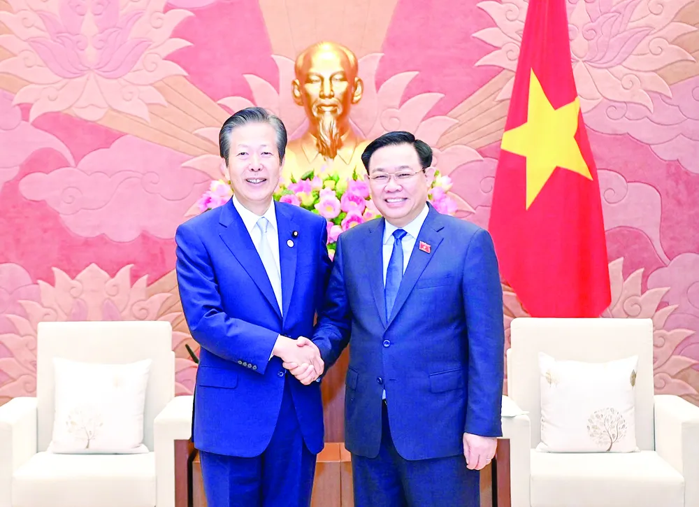 Đồng chí Vương Đình Huệ tiếp ông Yamaguchi Natsuo, sáng 23-8. Ảnh: VIẾT CHUNG