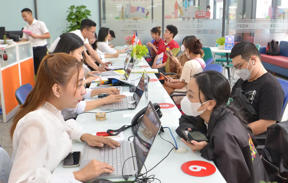 Thí sinh nộp hồ sơ xét tuyển tại Trường Đại học Công nghệ TPHCM. Ảnh: CAO THĂNG