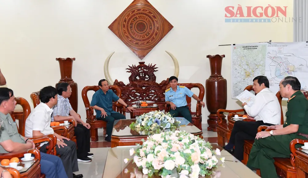 Các đồng chí lãnh đạo TPHCM và các tỉnh Đông Nam bộ trao đổi về chuyến bay khảo sát lập quy hoạch. Ảnh: VIỆT DŨNG