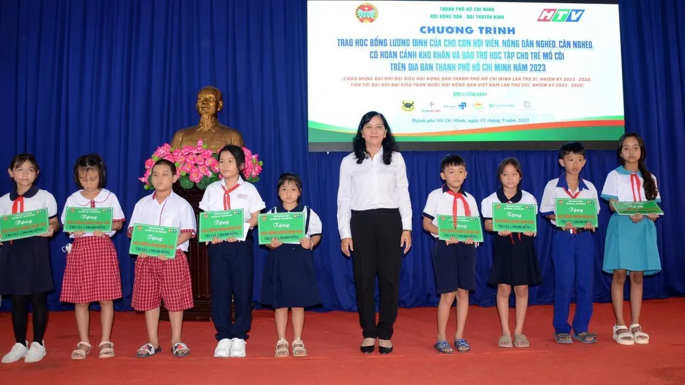 Các em học sinh nhận học bổng Lương Định Của