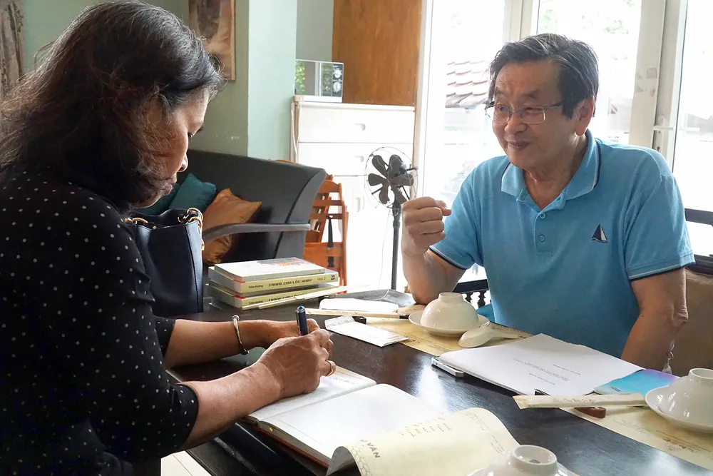 Nhà văn Trầm Hương trò chuyện cùng ông Nguyễn Ngọc Châu