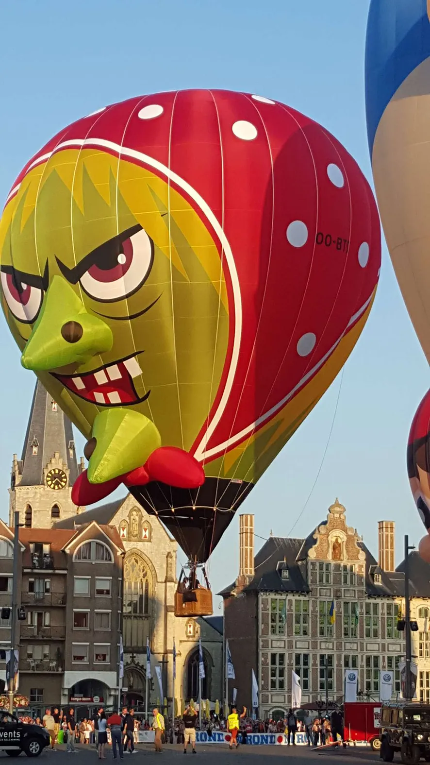 Một khinh khí cầu có hình dạng đặc biệt. Ảnh: GEERT METS