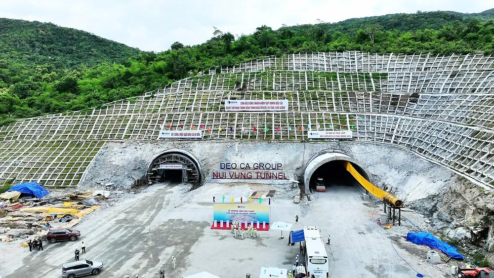 Hầm núi Vung dài 2,2km đi qua tỉnh Ninh Thuận thuộc dự án thành phần tuyến cao tốc Cam Lâm - Vĩnh Hảo đã thông hầm vào ngày 26-8. Dự án được thi công theo phương pháp mới của Áo, giúp thi công linh hoạt trong nhiều điều kiện địa chất và an toàn hơn so với công nghệ đào hầm truyền thống