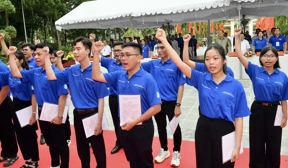 Lễ kết nạp Đảng của sinh viên Trường Đại học Bách khoa TPHCM tham gia chiến dịch tình nguyện Mùa hè xanh 2023 tại tỉnh Đồng Tháp. Ảnh: VIỆT DŨNG Lễ kết nạp Đảng của sinh viên Trường Đại học Bách khoa TPHCM tham gia chiến dịch tình nguyện Mùa hè xanh 2023 tại tỉnh Đồng Tháp. Ảnh: VIỆT DŨNG