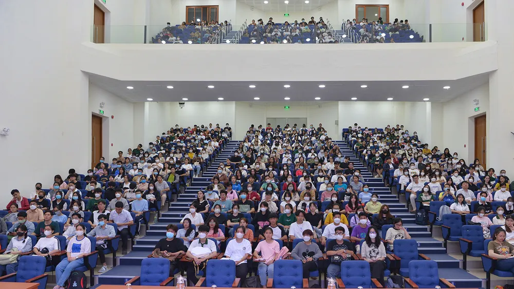 Tân sinh viên khoa Ngoại ngữ, Trường Đại học Sài Gòn nghe quy chế, hoạt động Đoàn - Hội, công tác chăm sóc sức khỏe... vào chiều 12-9-2023. Ảnh: CAO THĂNG