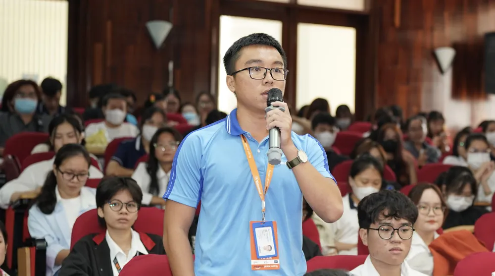 Sinh viên ĐHQG TPHCM đặt câu hỏi đến TS Philipp Rösler tại buổi giao lưu. Ảnh: HOÀNG HÙNG