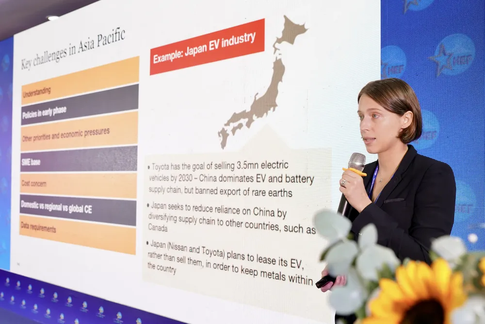 Phiên thảo luận số 3 có sự tham gia phát biểu của nhiều vị chuyên gia trong nước và quốc tế. Ảnh: HOÀNG HÙNG