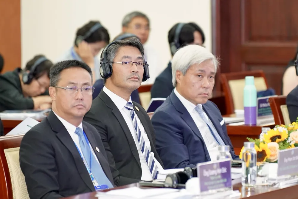 Nguyên Phó Thủ tướng Đức Philipp Rösler (ngồi giữa) một lần nữa nhấn mạnh quan điểm chuyển đổi xanh là vấn đề cần có sự hợp tác quốc tế, nhằm tạo ra sự thay đổi. Ảnh: HOÀNG HÙNG