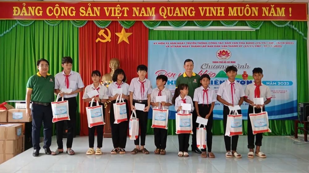 Đoàn công tác tổ chức trao quà, học bổng đến các em học sinh Đoàn công tác tổ chức trao quà, học bổng đến các em học sinh