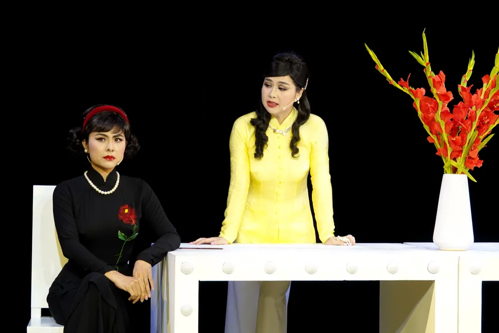 Diễn viên Vân Trang và diễn viên Lê Khánh trong vở nhạc kịch "Giáng Hương"