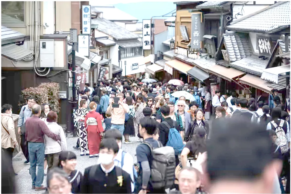 Tình trạng quá tải khách du lịch gần Đền Kiyomizu-dera. Ảnh: GETTY IMAGES