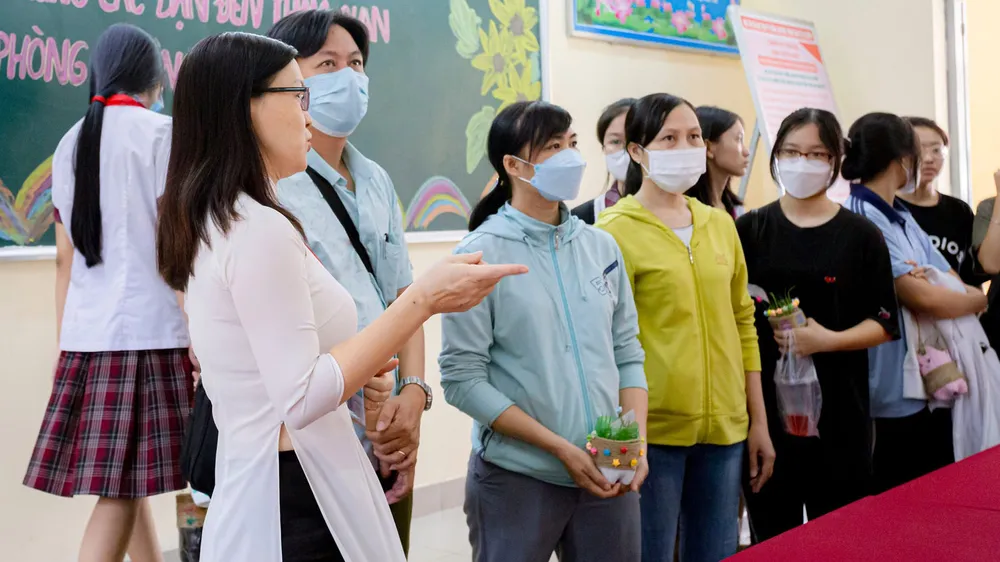 Phụ huynh và học sinh tham quan, tìm hiểu Trường THPT Đào Sơn Tây trước thời điểm bắt đầu năm học mới