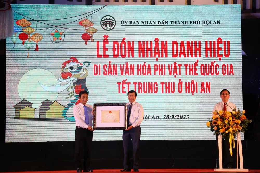 Thứ trưởng Bộ VH-TT-DL Hoàng Đạo Cương trao chứng nhận Di sản văn hóa phi vật thể quốc gia cho TP Hội An