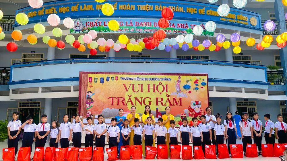 Những phần quà được nhà trường gửi đến các em học sinh nhân dịp Tết Trung thu