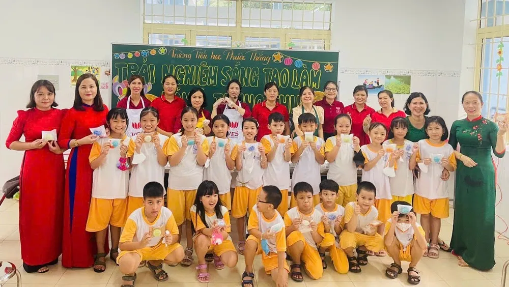 Hoạt động trải nghiệm làm bánh Trung thu đem lại sự thích thú cho các em học sinh