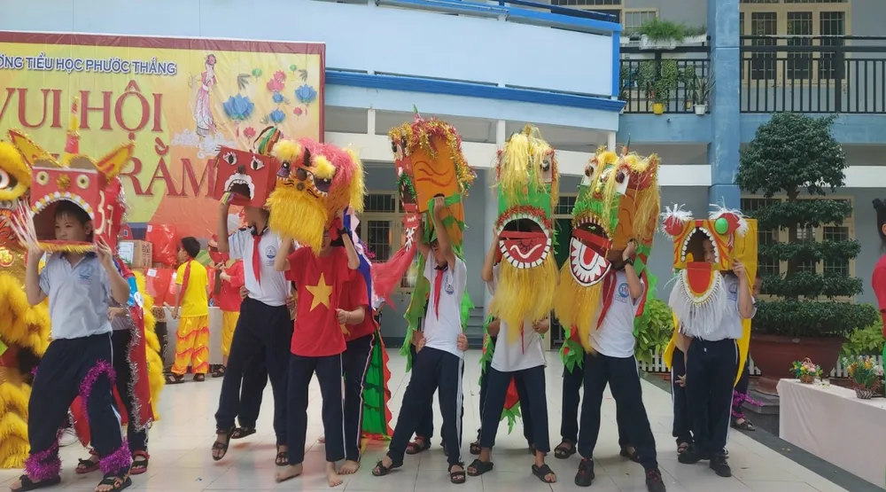 Những sản phẩm ứng dụng chương trình STEM được các em thể hiện qua bài múa lân - sư - rồng rất bài bản và chuyên nghiệp