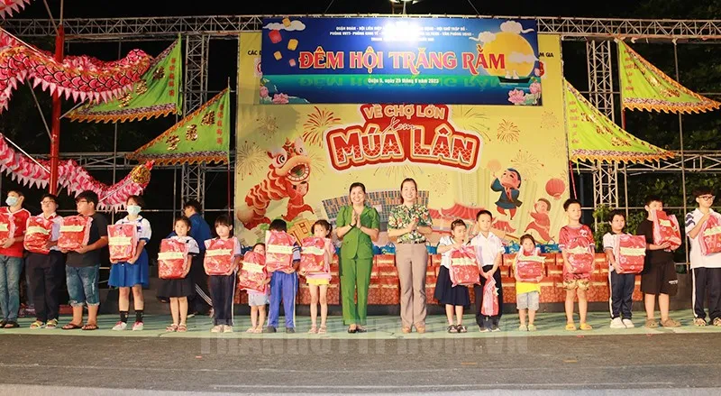 Đại diện ban tổ chức chương trình trao quà đến các em thiếu nhi có hoàn cảnh khó khăn đặc biệt ở quận 5. Ảnh: hcmcpv.org.vn