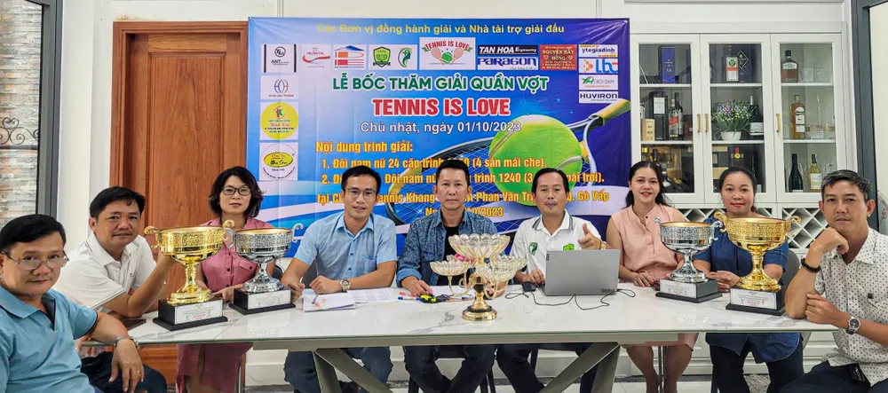 Ban tổ chức giải “Tennis is love” mở rộng lần thứ 4 tổ chức bốc thăm chia bảng cho giải đấu