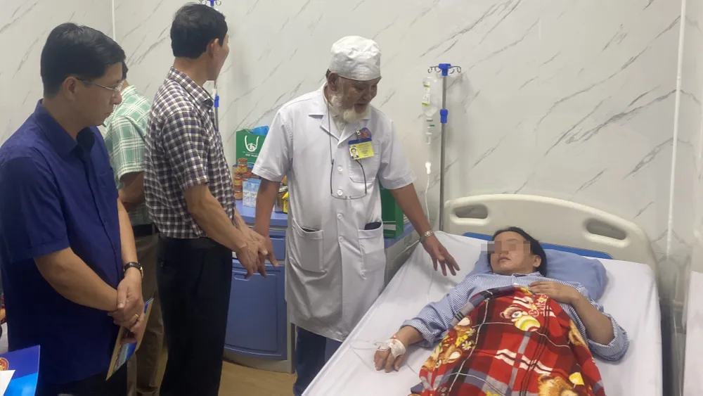 Nạn nhân đang được điều trị tích cực tại Bệnh viện Phúc Hưng (TP Quảng Ngãi)