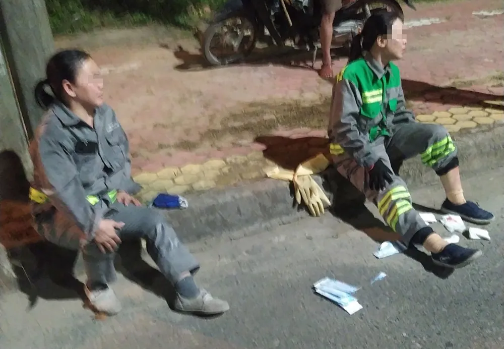 Hai công nhân bị bắn vào chân tại hiện trường