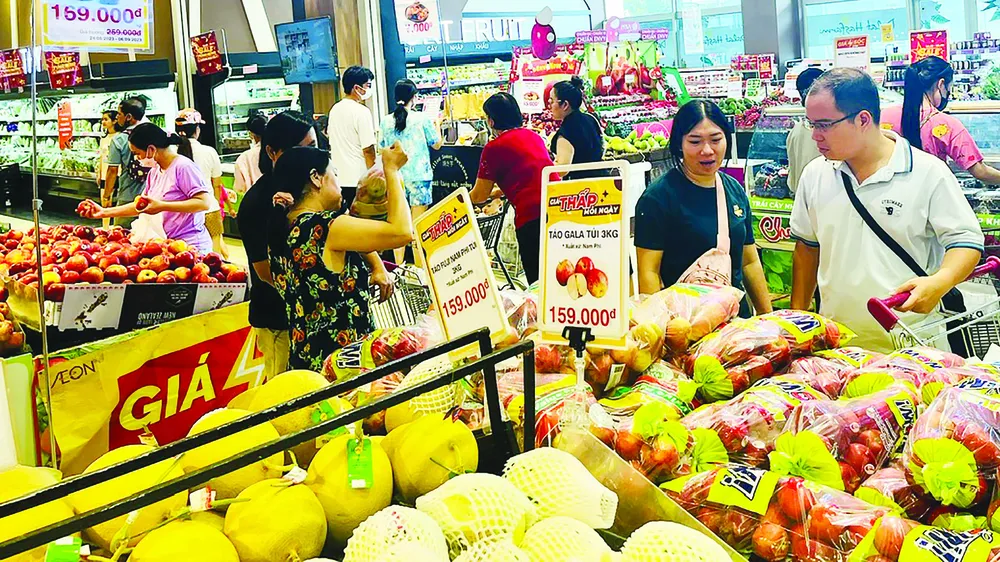 Người tiêu dùng chọn mua hàng hóa tại siêu thị ở TPHCM