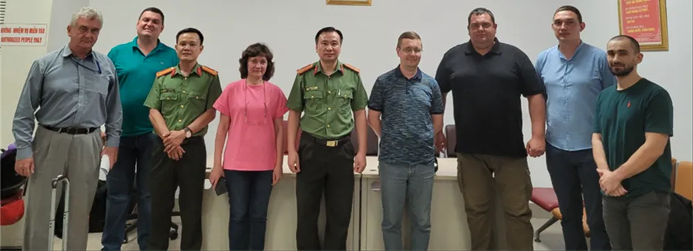 Đoàn công tác của Việt Nam và Liên bang Nga tiến hành bàn giao đối tượng Buruian Maksim Anatolyevich (ngoài cùng bên phải)