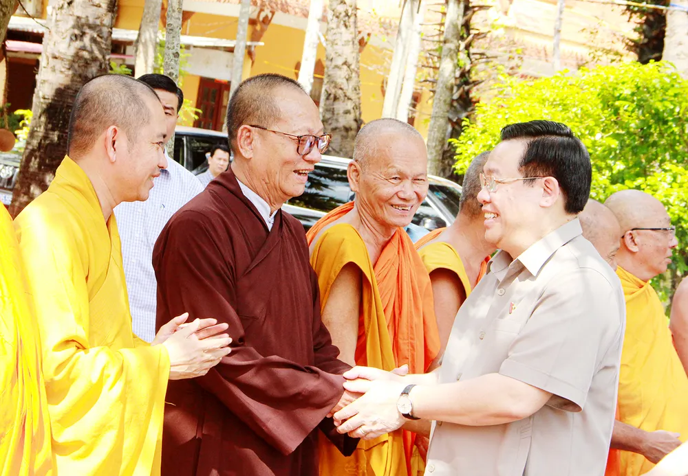 Chủ tịch Quốc hội Vương Đình Huệ thăm hỏi các vị sư sãi, chức sắc tôn giáo tại Sóc Trăng