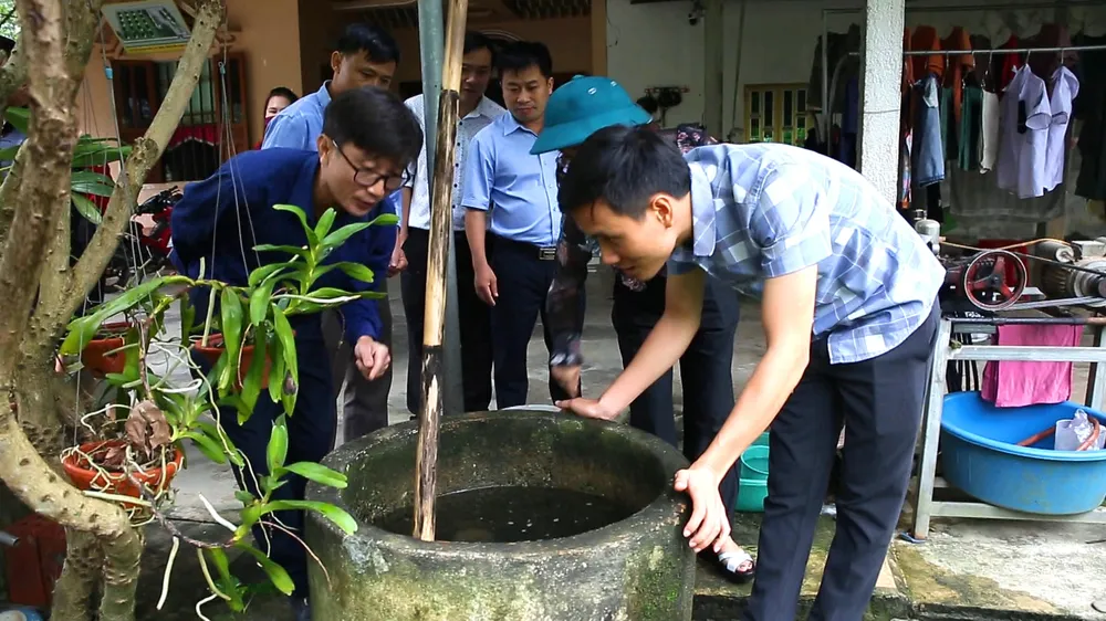 Đoàn công tác CDC Hà Tĩnh giám sát véc-tơ truyền bệnh tại thôn An Sú