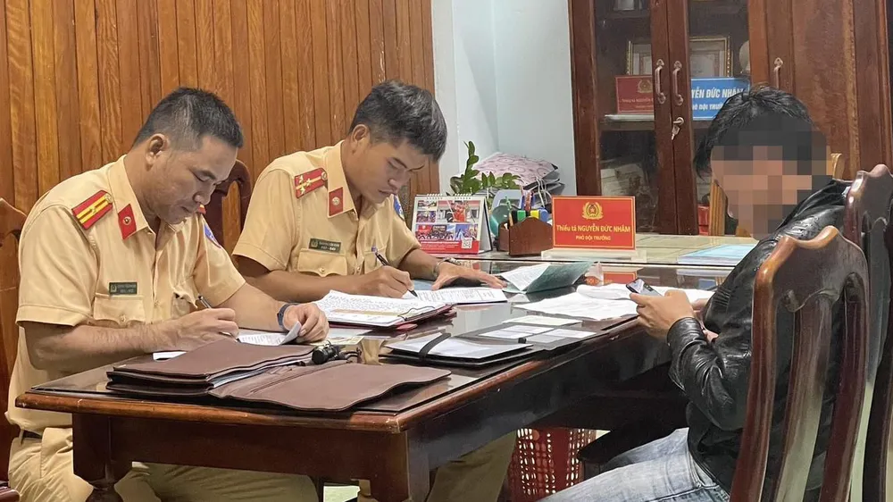 Lực lượng CSGT TP Tam Kỳ làm việc với tài xế T.Đ.N. Lực lượng CSGT TP Tam Kỳ làm việc với tài xế T.Đ.N.