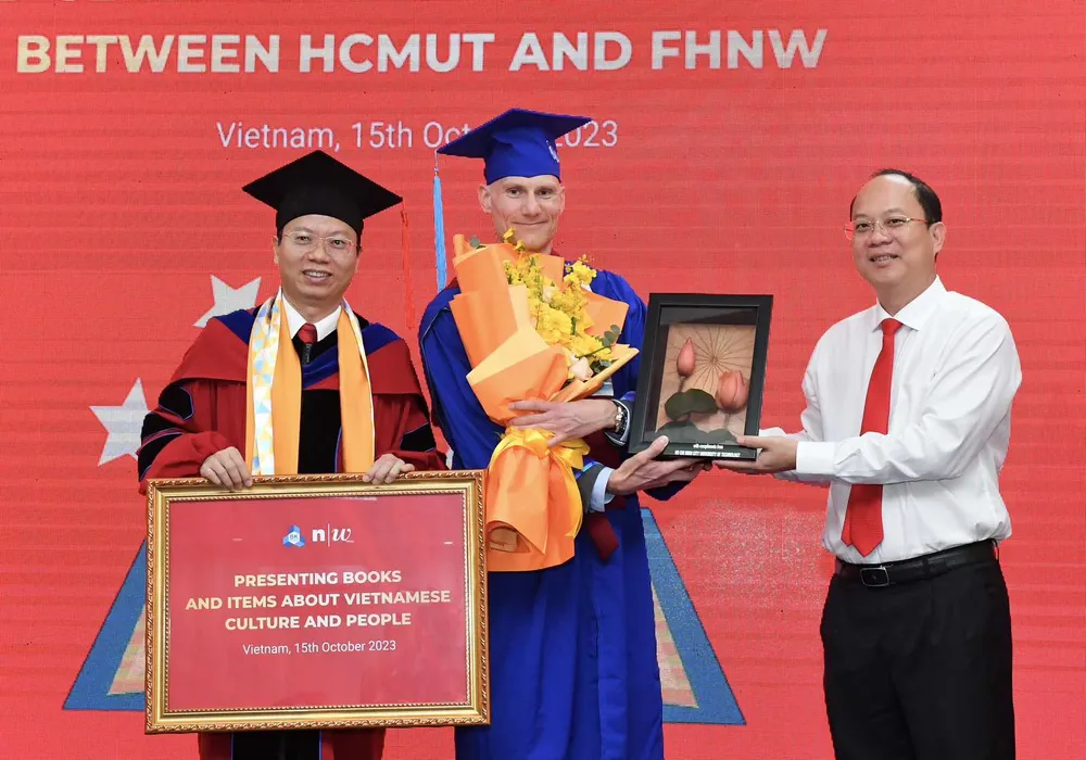 Phó Bí thư Thành ủy TPHCM Nguyễn Hồ Hải và PGS.TS Mai Thanh Phong, Hiệu trưởng Trường ĐH Bách Khoa TPHCM tặng "Tủ sách Việt Nam" đến Trường ĐH Khoa học Ứng dụng và Nghệ thuật Tây Bắc Thụy Sĩ. Ảnh: VIỆT DŨNG Phó Bí thư Thành ủy TPHCM Nguyễn Hồ Hải và PGS.TS Mai Thanh Phong, Hiệu trưởng Trường ĐH Bách Khoa TPHCM tặng "Tủ sách Việt Nam" đến Trường ĐH Khoa học Ứng dụng và Nghệ thuật Tây Bắc Thụy Sĩ. Ảnh: VIỆT DŨNG