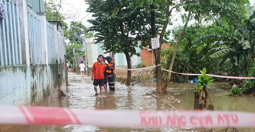 Các hẻm trên đường Mẹ Suốt (phường Hòa Khánh Nam, quận Liên Chiểu, TP Đà Nẵng) vẫn còn ngập lụt sâu. Ảnh: XUÂN QUỲNH