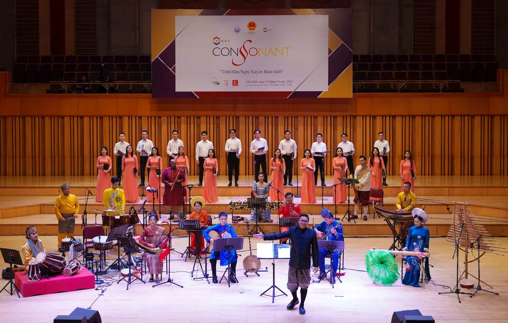 Các nghệ sĩ biểu diễn trong chương trình C asean Consonant. Ảnh: Báo Hànộimới