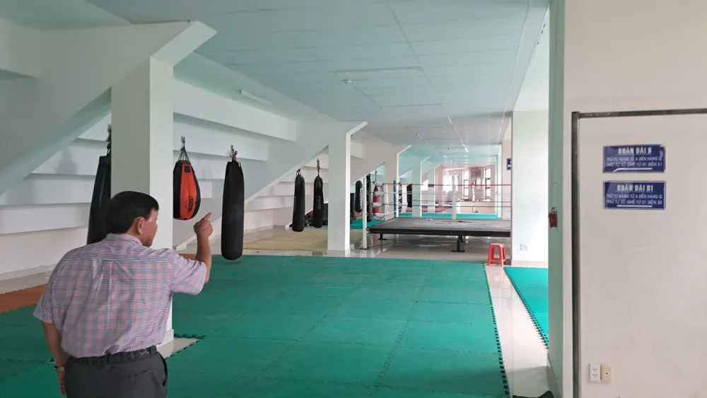 Gầm khán đài Trung tâm thi đấu thể dục thể thao Bà Rịa - Vũng Tàu trở thành nơi tập luyện của nhiều VĐV. Ảnh: PHÚ NGÂN