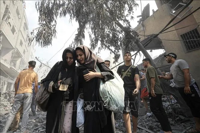 Người dân Palestine rời bỏ nhà cửa ở Dải Gaza nhằm tránh cuộc xung đột Hamas - Israel, ngày 9-10-2023. Ảnh: AFP/TTXVN