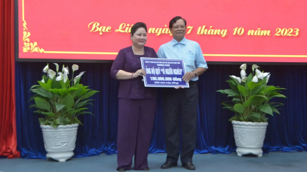 Bà Hồ Thị Kiểng, Giám đốc Công ty TNHH MTV chế biến thủy hải sản xuất nhập khẩu Thiên Phú trao bảng tượng trưng ủng hộ số tiền 100 triệu đồng