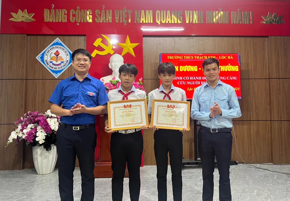 Ngày 28-9, Tỉnh đoàn Hà Tĩnh trao bằng khen cho em Nguyễn Hoàng Phong và Phạm Phúc Sinh