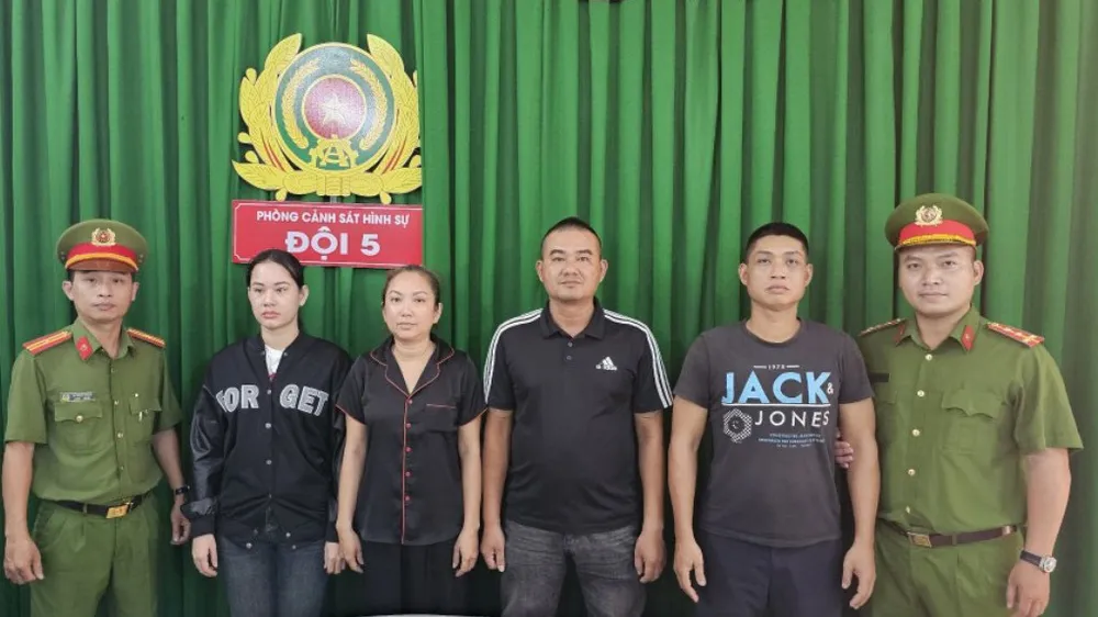 Nhóm đối tượng tại cơ quan công an Nhóm đối tượng tại cơ quan công an