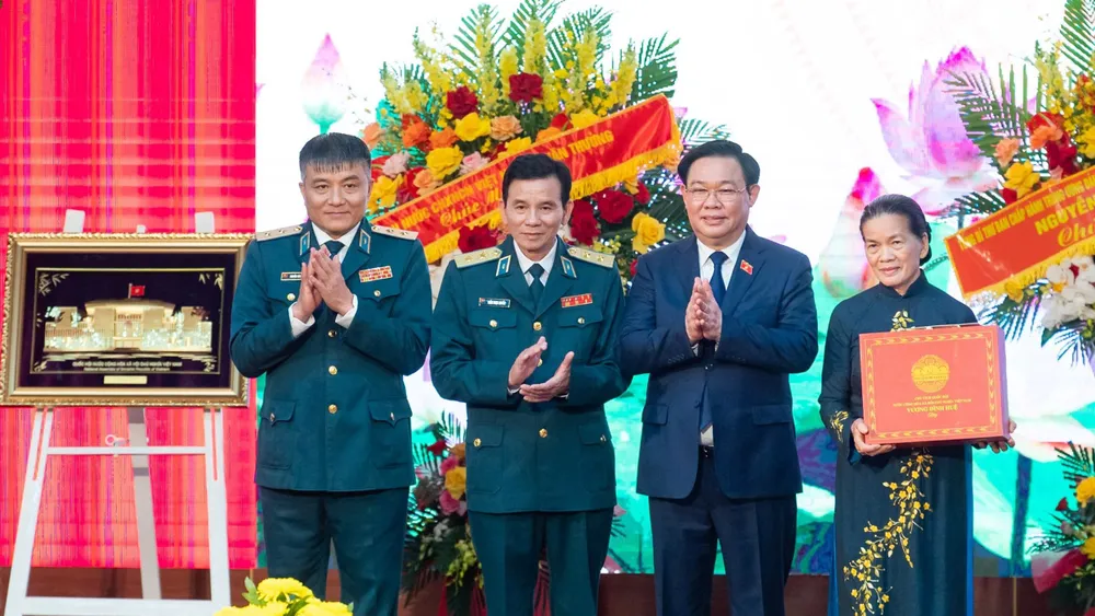 Chủ tịch Quốc hội Vương Đình Huệ tặng quà, chúc mừng Quân chủng Phòng không - Không quân. Ảnh: VIẾT CHUNG
