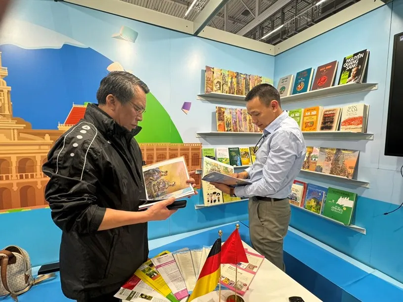Gian hàng của TPHCM tại Hội sách Frankfurt Gian hàng của TPHCM tại Hội sách Frankfurt