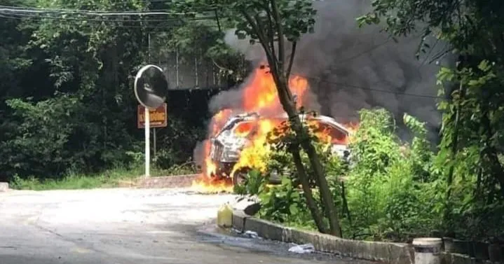 Ô tô 7 chỗ bất ngờ bốc cháy dữ dội