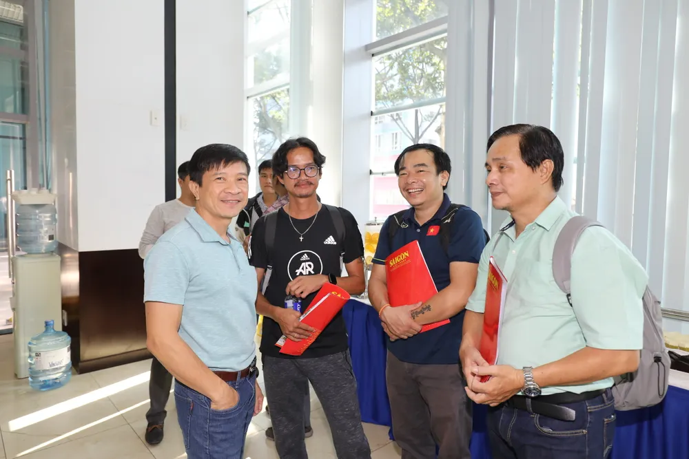 Phóng viên các báo đài đến dự và đưa tin về buổi họp báo Quả bóng vàng Việt Nam 2023. Ảnh: DŨNG PHƯƠNG