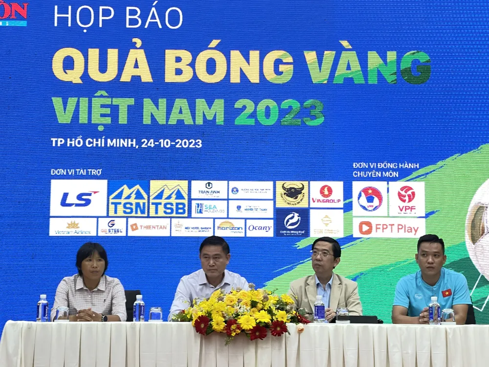 Ban tổ chức trả lời câu hỏi của các phóng viên