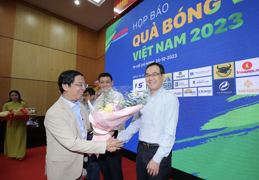 BTC tặng hoa ông Nguyễn Hồng Hải - Phó Tổng Giám đốc Công ty cổ phần Tập đoàn Thái Sơn Nam - đơn vị tài trợ chính giải thưởng Quả bóng vàng Việt Nam 2023