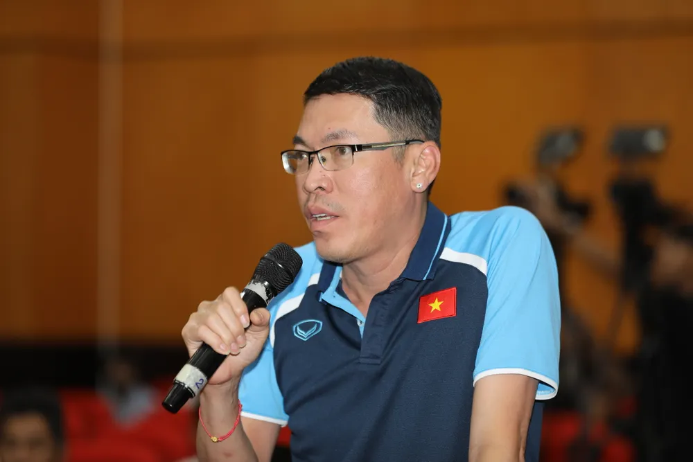 Nhà báo Đỗ Tuấn (Tạp chí Bóng đá)