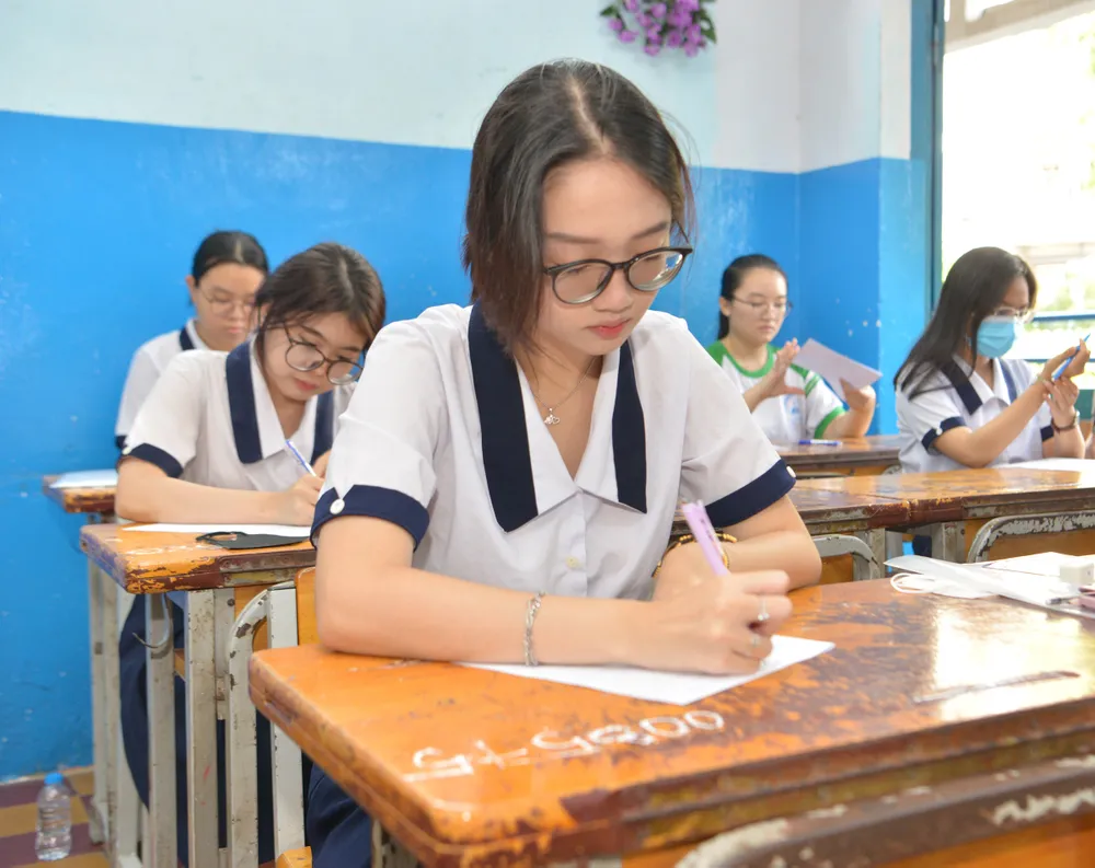 Thí sinh dự thi tốt nghiệp THPT 2023 tại điểm thi Trường THCS Lê Lợi, quận 3, TPHCM. Ảnh: CAO THĂNG