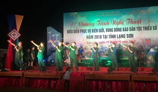 Biểu diễn phục vụ đồng bào dân tộc thiểu số vùng biên giới tỉnh Lạng Sơn. Ảnh: Báo Văn Hóa