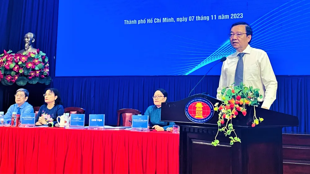 Đồng chí Lê Hồng Sơn, Phó trưởng Ban Thường trực, Ban Tuyên giáo Thành ủy TPHCM, phát biểu kết luận tại buổi tọa đàm