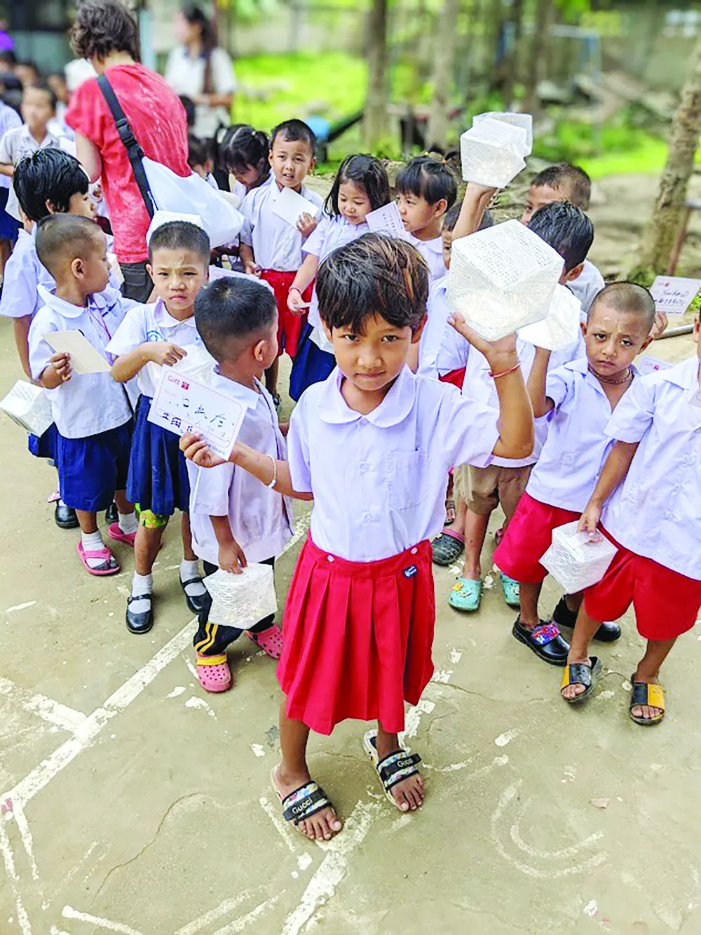 Trẻ em ở Mae Sot, Thái Lan nhận đèn lồng CARRY THE SUN®. Ảnh: NIKKEI ASIA